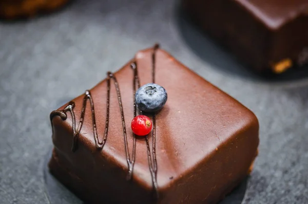 Zelfgemaakte Mini Cakes Snoepjes Met Vers Fruit — Stockfoto