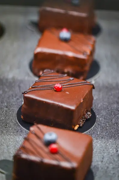Zelfgemaakte Mini Cakes Snoepjes Met Vers Fruit — Stockfoto