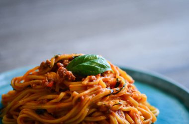 Lezzetli İtalyan bolonez spagettisi ve taze sebze ve fesleğen.