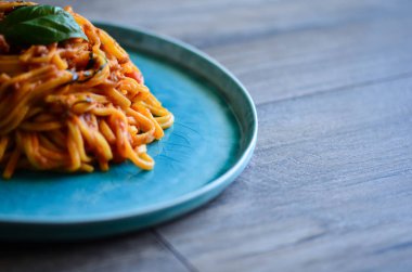 Lezzetli İtalyan bolonez spagettisi ve taze sebze ve fesleğen.