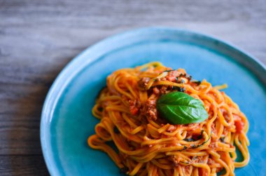 Lezzetli İtalyan bolonez spagettisi ve taze sebze ve fesleğen.