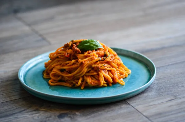 Gustosi Spaghetti Alla Bolognese Con Verdure Fresche Basilico — Foto Stock