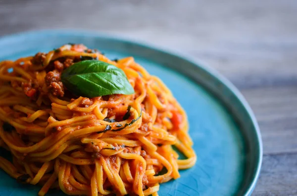 Смачний Італійський Болоньський Спагетті Свіжими Овочами Базилем — стокове фото