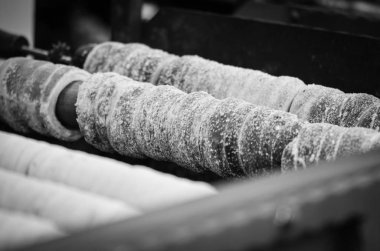 geleneksel czech spesiyaliteleri - czech lezzeti - fındıklı hamur silindiri, şeker ve tarçın