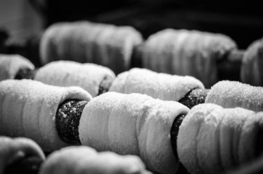 geleneksel czech spesiyaliteleri - czech lezzeti - fındıklı hamur silindiri, şeker ve tarçın