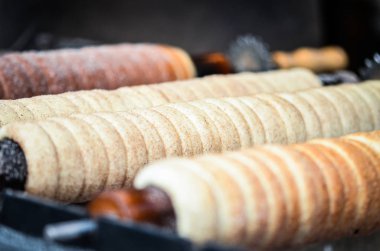 geleneksel czech spesiyaliteleri - czech lezzeti - fındıklı hamur silindiri, şeker ve tarçın