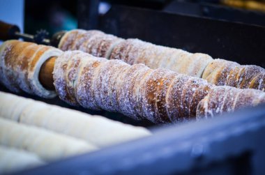 geleneksel czech spesiyaliteleri - czech lezzeti - fındıklı hamur silindiri, şeker ve tarçın