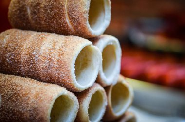 geleneksel czech spesiyaliteleri - czech lezzeti - fındıklı hamur silindiri, şeker ve tarçın