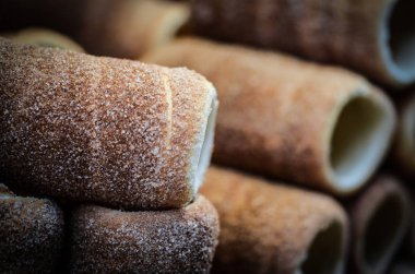 geleneksel czech spesiyaliteleri - czech lezzeti - fındıklı hamur silindiri, şeker ve tarçın