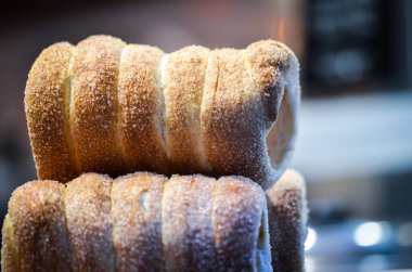 geleneksel czech spesiyaliteleri - czech lezzeti - fındıklı hamur silindiri, şeker ve tarçın