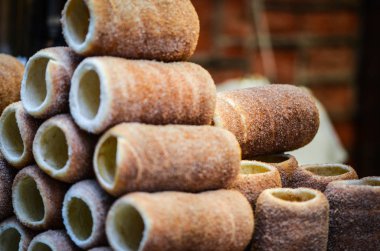 geleneksel czech spesiyaliteleri - czech lezzeti - fındıklı hamur silindiri, şeker ve tarçın