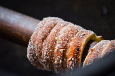 geleneksel czech spesiyaliteleri - czech lezzeti - fındıklı hamur silindiri, şeker ve tarçın