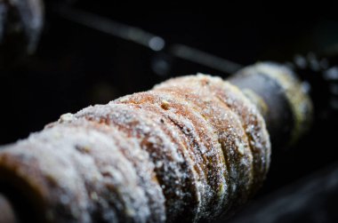 geleneksel czech spesiyaliteleri - czech lezzeti - fındıklı hamur silindiri, şeker ve tarçın