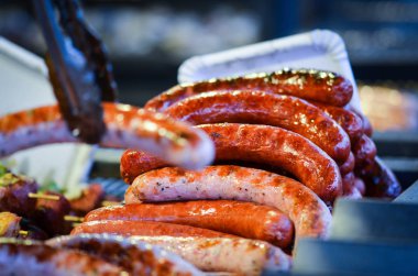 Çek spesiyaliteleri - Noel pazarında lezzetli sosisler