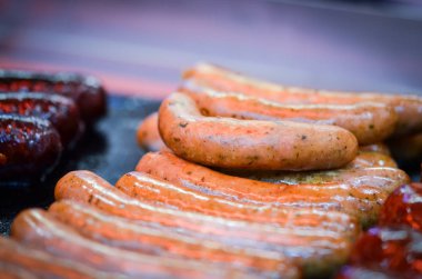 Çek spesiyaliteleri - Noel pazarında lezzetli sosisler