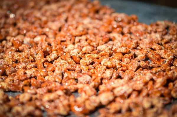 Czech spesiyaliteleri - Prag 'daki Noel pazarında kavrulmuş fıstık