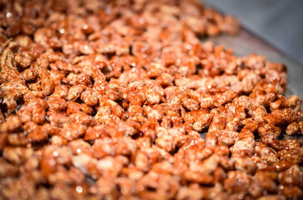 Czech spesiyaliteleri - Prag 'daki Noel pazarında kavrulmuş fıstık