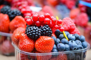 taze böğürtlen, çilek ve kirazlar...