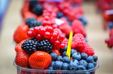 taze böğürtlen, çilek ve kirazlar...