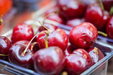 taze böğürtlen, çilek ve kirazlar...