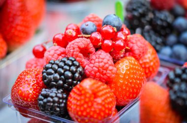 taze böğürtlen, çilek ve kirazlar...