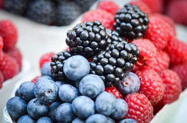 taze böğürtlen, çilek ve kirazlar...