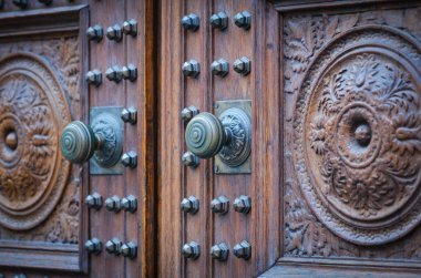 Eski kapılar kapanıyor.