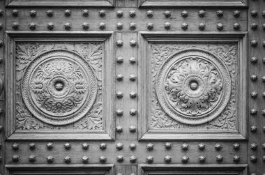 Eski kapılar kapanıyor.