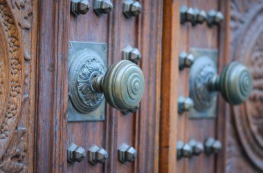 Eski kapılar kapanıyor.