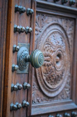 Eski kapılar kapanıyor.