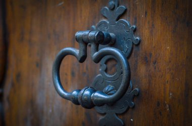 Eski kapılar kapanıyor.