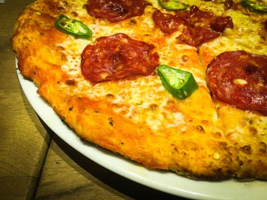 Taze malzemeli lezzetli İtalyan pizzası.