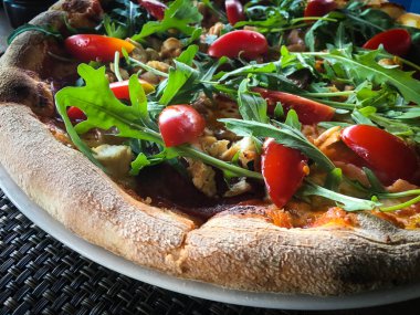 Taze malzemeli lezzetli İtalyan pizzası.