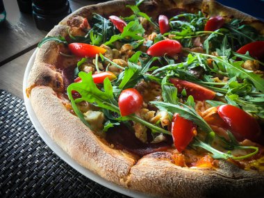 Taze malzemeli lezzetli İtalyan pizzası.