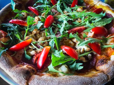 Taze malzemeli lezzetli İtalyan pizzası.