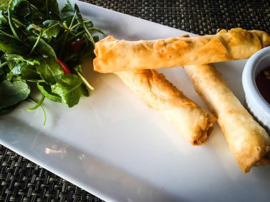 Lezzetli Türk peyniri çubuğu ve taze marul