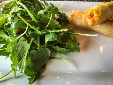 Lezzetli Türk peyniri çubuğu ve taze marul