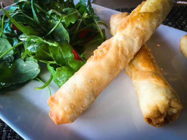 Lezzetli Türk peyniri çubuğu ve taze marul