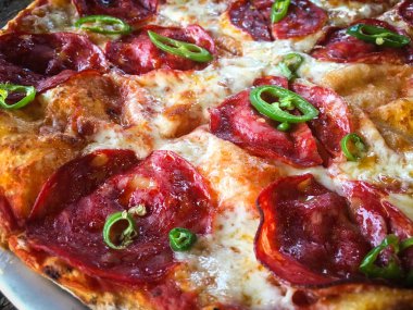 Taze malzemeli lezzetli İtalyan pizzası.