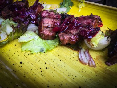 Çilek soslu ızgara ördek göğsü.