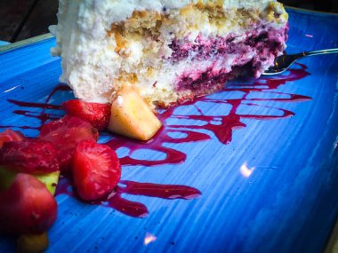 Çilekli vanilyalı kek.