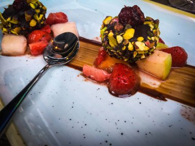 Belçika çikolatalı pralinler ve taze meyveler