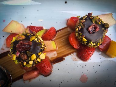 Belçika çikolatalı pralinler ve taze meyveler