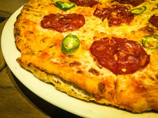 Pyszne Włoskie Danie Pizzy Świeżymi Składnikami — Zdjęcie stockowe