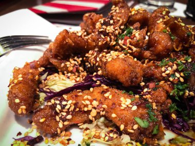 Susamlı kızarmış tavuk.