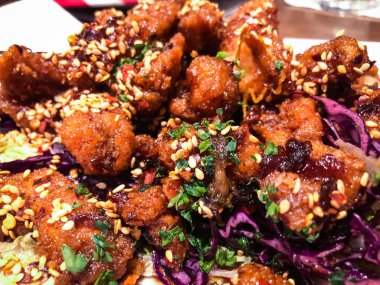 Susamlı kızarmış tavuk.