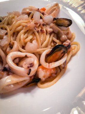 Deniz ürünleri İtalyan spagettisiyle taze malzemeyi karıştır.