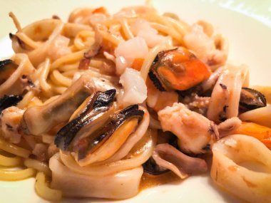 Deniz ürünleri İtalyan spagettisiyle taze malzemeyi karıştır.