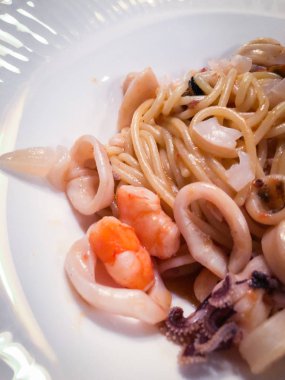 Deniz ürünleri İtalyan spagettisiyle taze malzemeyi karıştır.