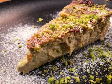 Ev yapımı şam fıstıklı kek. Yakın plan.